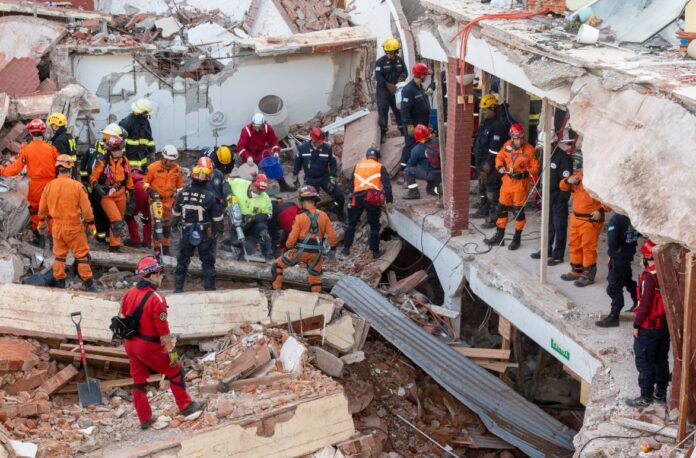 Derrumbe en Villa Gesell: los bomberos detectaron señales vitales a 9 metros de profundidad