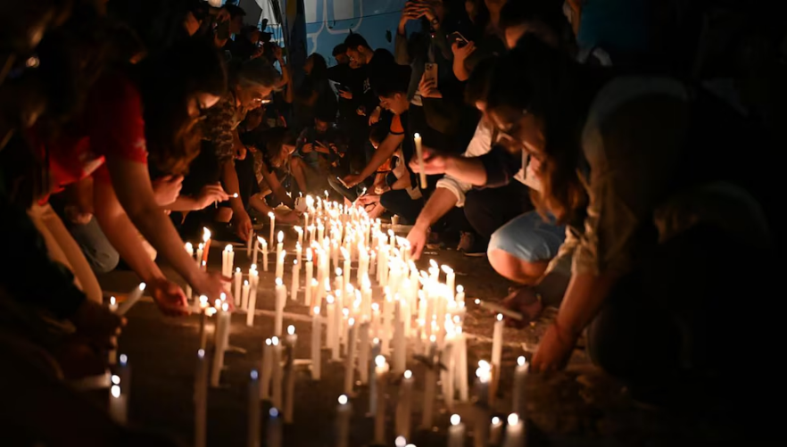 Conflicto universitario: estudiantes y docentes protestaron con una “marcha de velas” frente al Palacio Pizzurno