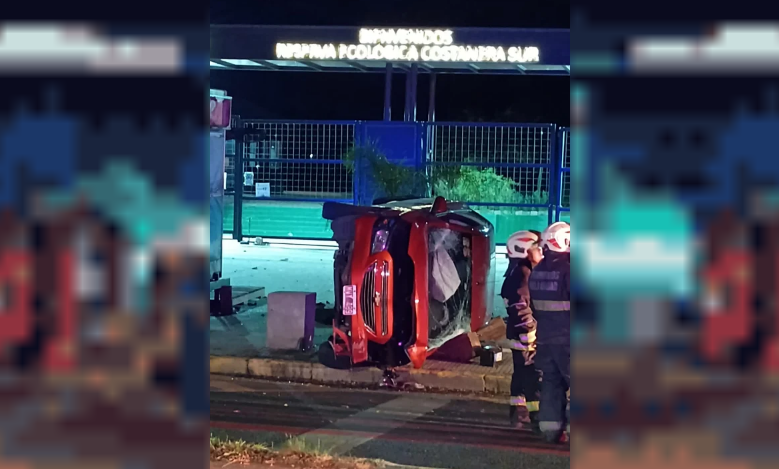 Un auto chocó contra un poste de luz y volcó en Puerto Madero: tres heridos