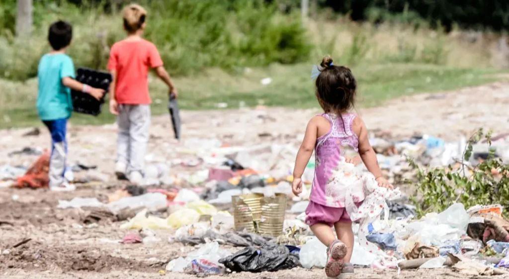 La pobreza alcanzó a 49,9% de los argentinos en el tercer trimestre, según la UCA