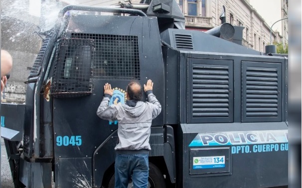 Marcha de los jubilados: hay 20 policías heridos tras ser atacados por los barrabravas