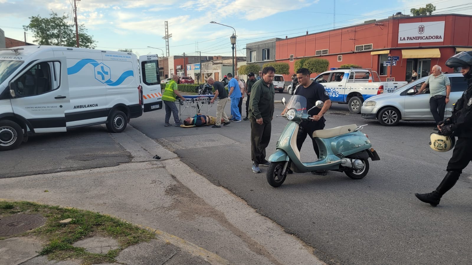 Un hombre fue trasladado al Hospital, luego de caer con su moto en la ...