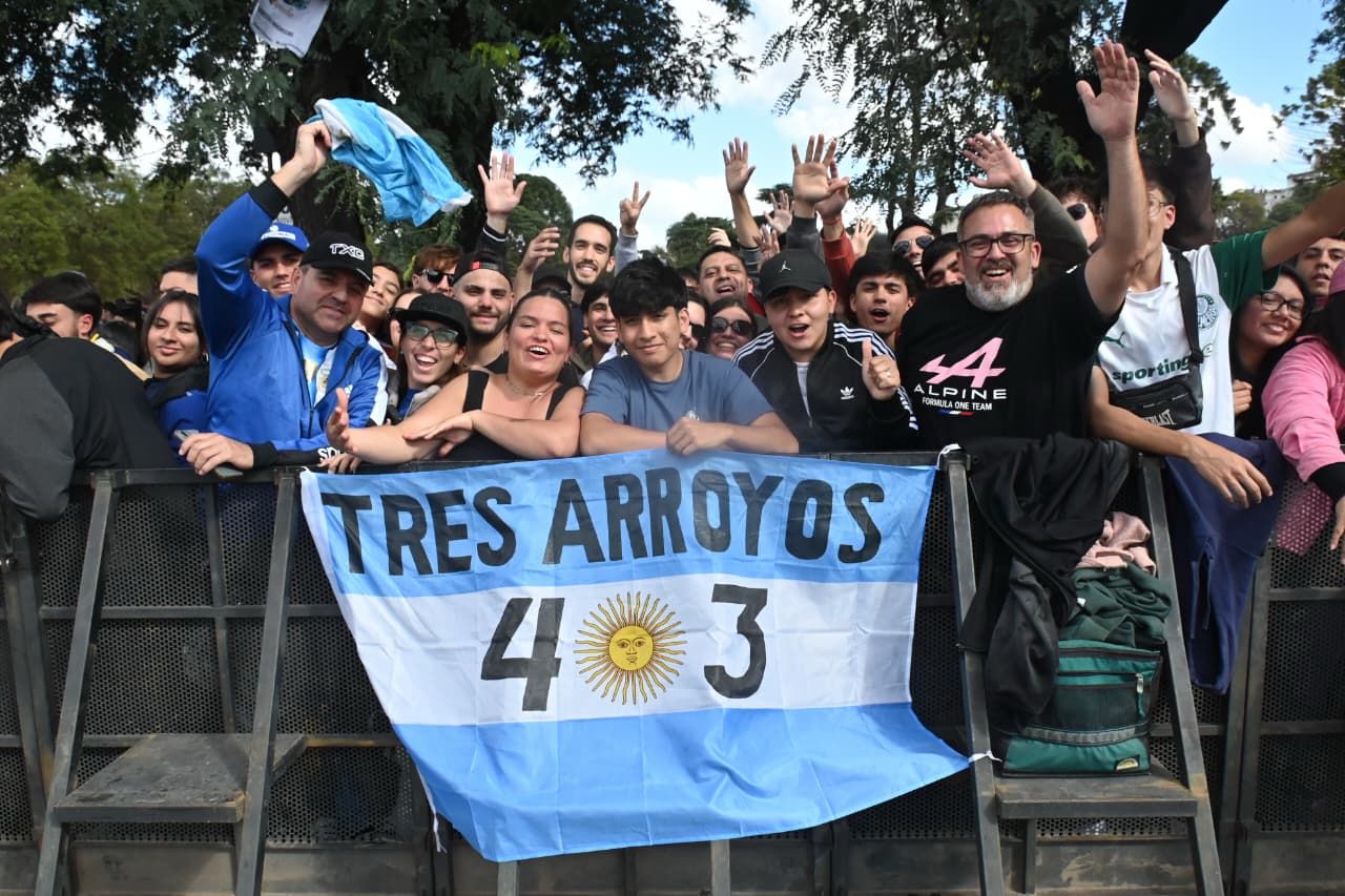La bandera de Tres Arroyos presente en el Road Show de Colapinto – La ...