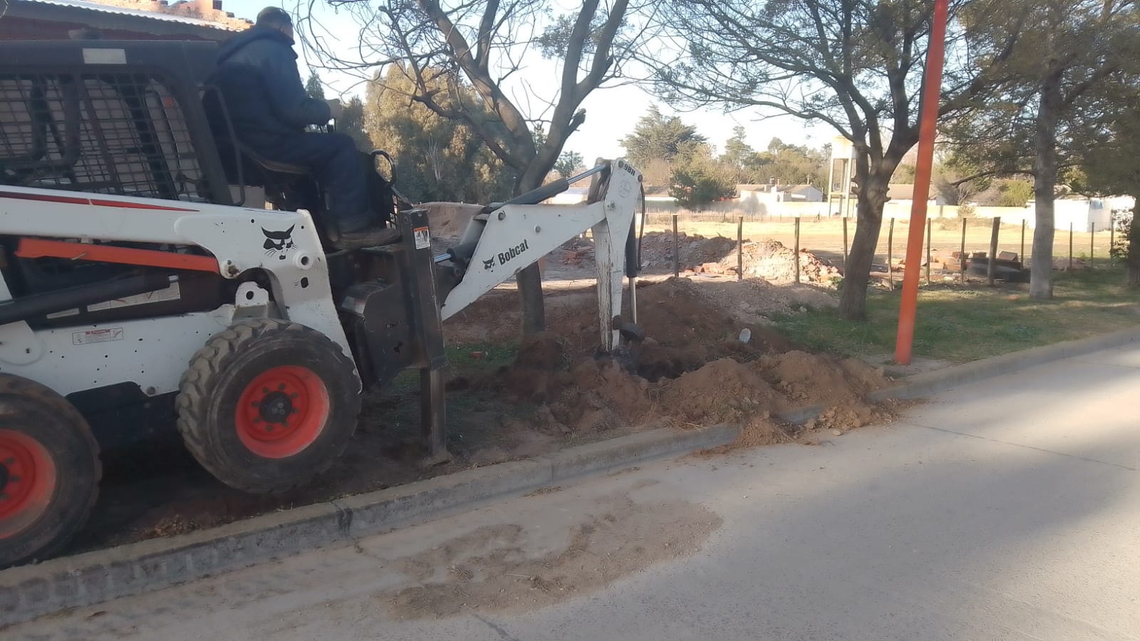 Zanjeo en Cascallares por obra de agua potable